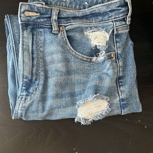 light blue Mom Straight jean . High wasted American Eagle stretch jean.